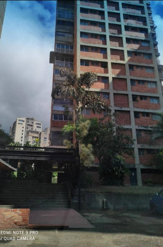 Apartamento Amplio Y Acogedor, Ubicado En Zona Estratégica.