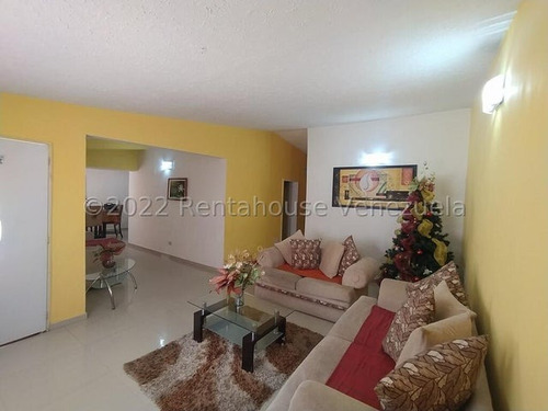 Se Vende Casa Los Samanes Urb. La Esmeraldas Maracay 23-6298 Al
