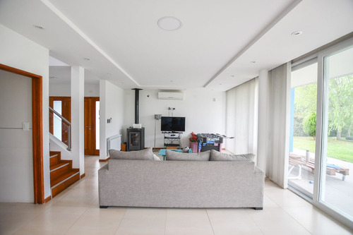 Casa Con Parque Y Pileta, Barrio El Rodeo