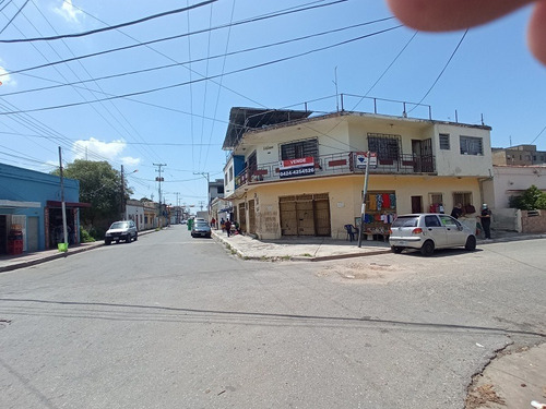 Imagen 3 de 17 de Local En Sector Periferico La Candelaria / Douglas Rivero Dr