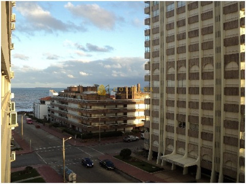 Apartamento En Peninsula Muy Buena Ubicacion - Consulte !!!!- Ref: 3346