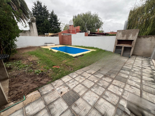 Moderna Casa A Estrenar Sobre Calle Goti (barrio La Concordia )