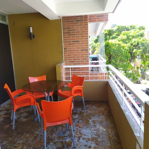 Imagen 3 de 14 de Apartamento Remodelado Con Balcon En Alquiler En Las Mercedes 120mts