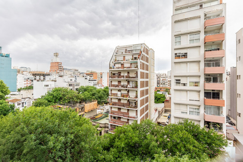Venta Departamento 2 Ambientes Al Frente, Piso Alto, Balcón Y Cochera Cubierta En Nuñez