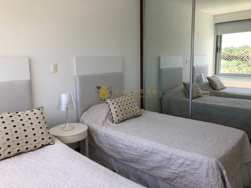 Apartamento En La Brava, De 3 Dormitorios Cuenta Con Excelentes Servicios, Vista Plena Al Mar - Consulte!!!!!!!!-ref:2383