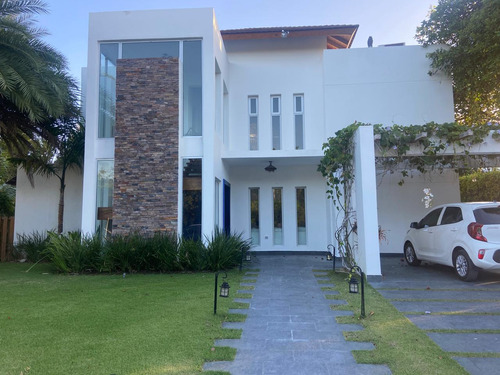 Alquilo, Rento Villa En Punta Cana Village De 4 Habitaciones