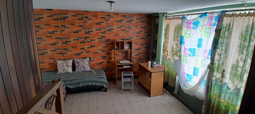 Venta Casa 6 Dormitorios, Uno En Suite, A Pasos De Gral. Flores