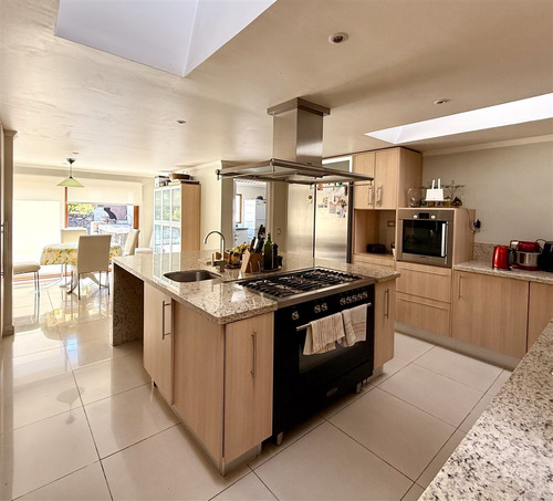 Casa En Venta De 6 Dorm. En La Reina