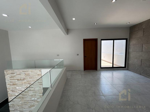 Casa En Venta En Fraccionamiento Lomas De La Rioja, Veracruz - 3 Recámaras Con Baño Privado, Jardín Y Cochera Techada Para 2 Autos