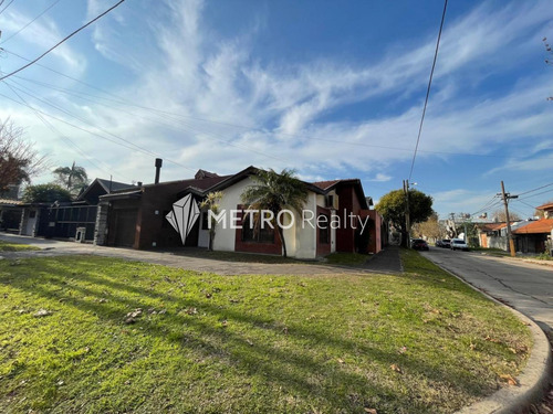 Casa En Venta 4 Ambientes Con Cochera Y Jardin En Bernal Centro