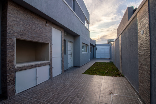 Venta Departamento Tipo Casa De Tres Ambientes En Bernal