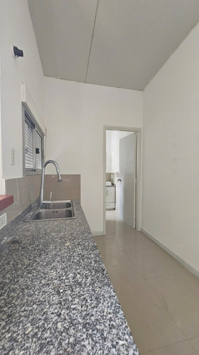 Casa En Tres Cruces, Con Renta De $ 32.000/mes Con Garantía Anda. A 1 Cuadra De Bulevar Artigas Y 2 Del Shopping Y Terminal