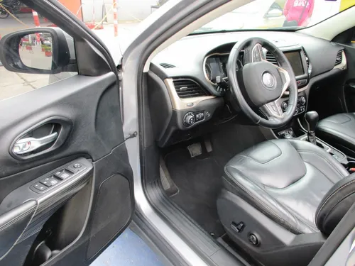 Jeep Cherokee LONGITUDE PLUS 4X4 3200CC AT AA