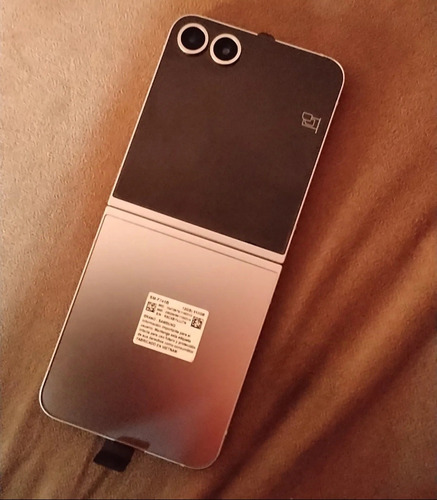 Samsung Galaxy Z Flip6, 512 Gb Y 12 Ram Gris (Usado)