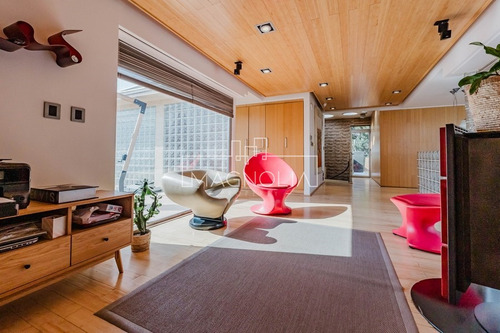 Casa En Venta De 5 Dorm. En Sector La Reserva Chicureo