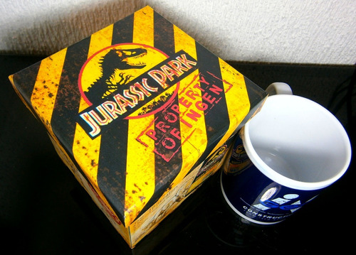 Taza Jurassic World Ingen, Con Caja De Madera Game Over