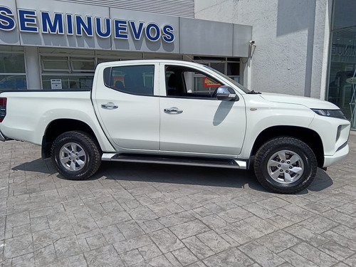Mitsubishi L200 2.4 Cabina Doble 4x2 Mt