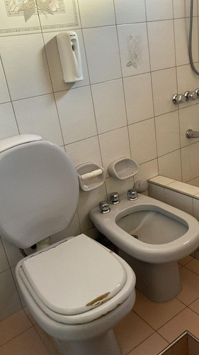 Destacada Vivienda, 5 Dormitorios En Ciudad De Mza