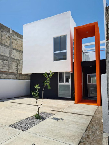 Casa Con Recamara En Primer Piso En Venta Lomas De La Rioja