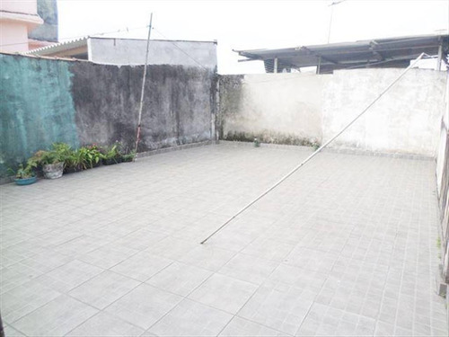 Imagem 2 de 23 de Ambientes Amplos, Arejados, Quintal, Jardim, Localizado Em Rua Que Não Enche, Proximo Do Centro De São Vicente. - Hm2207