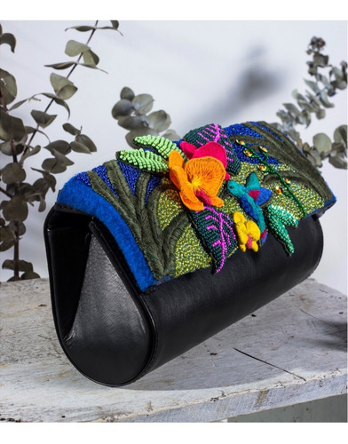 Imagen 2 de 2 de Bolso De Mano Tubular En Cuero Negro Con Pieza Bordada