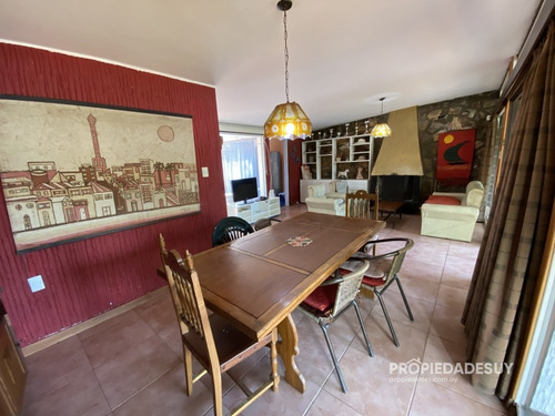 Casa En Venta De Cuatro Dormitorios Con Parrillero Y Garaje- Ref: 795