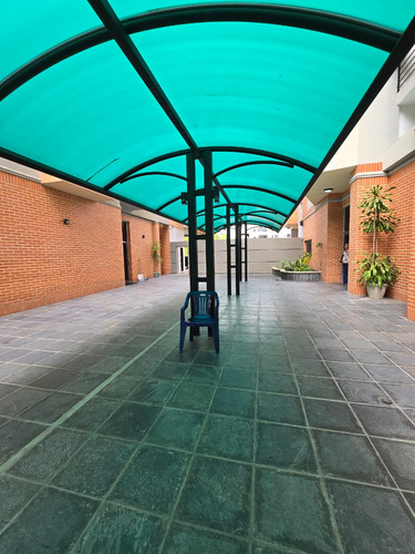 Lorena Inojosa Vende A Precio De Opor. Apartamento Bosque