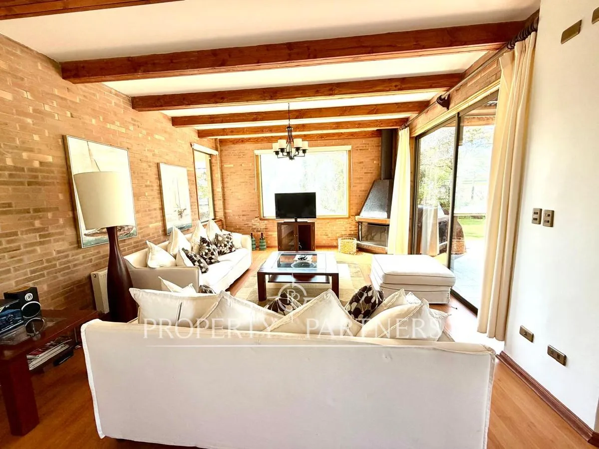 Imagen 2 de 15 de Gran Casa De 2 Pisos En Sector Privilegiado, Con V...