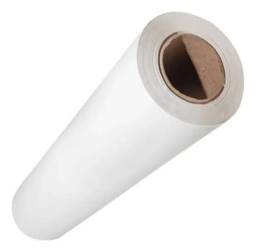 Rolo de papel branco desenrolado no chão com desenhos infantis