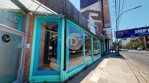 Imagen 2 de 2 de Local De Más De 300mts Con Entrepiso. Mucha Vidriera.