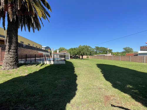Venta De Casa Quinta En Barrio Lanusse Con 3 Terrenos