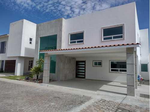 Casa De 3 Habitaciones Con Baño, Sala Doble Altura, Jardín 