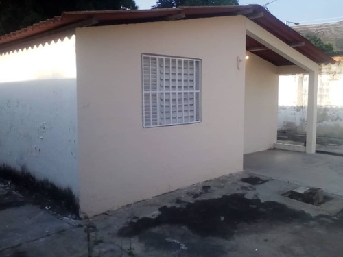 Imagen 3 de 10 de Se Vende Casa De Oportunidad Buen Terreno Mejor Zona De La Candelaria Zona Maracay Aragua Buen Precio 04243785803