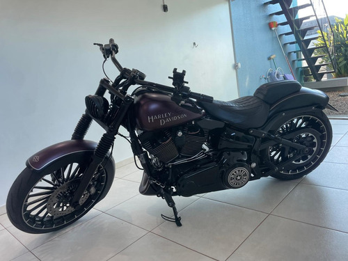 Harley Davidson Breakout Customizada
