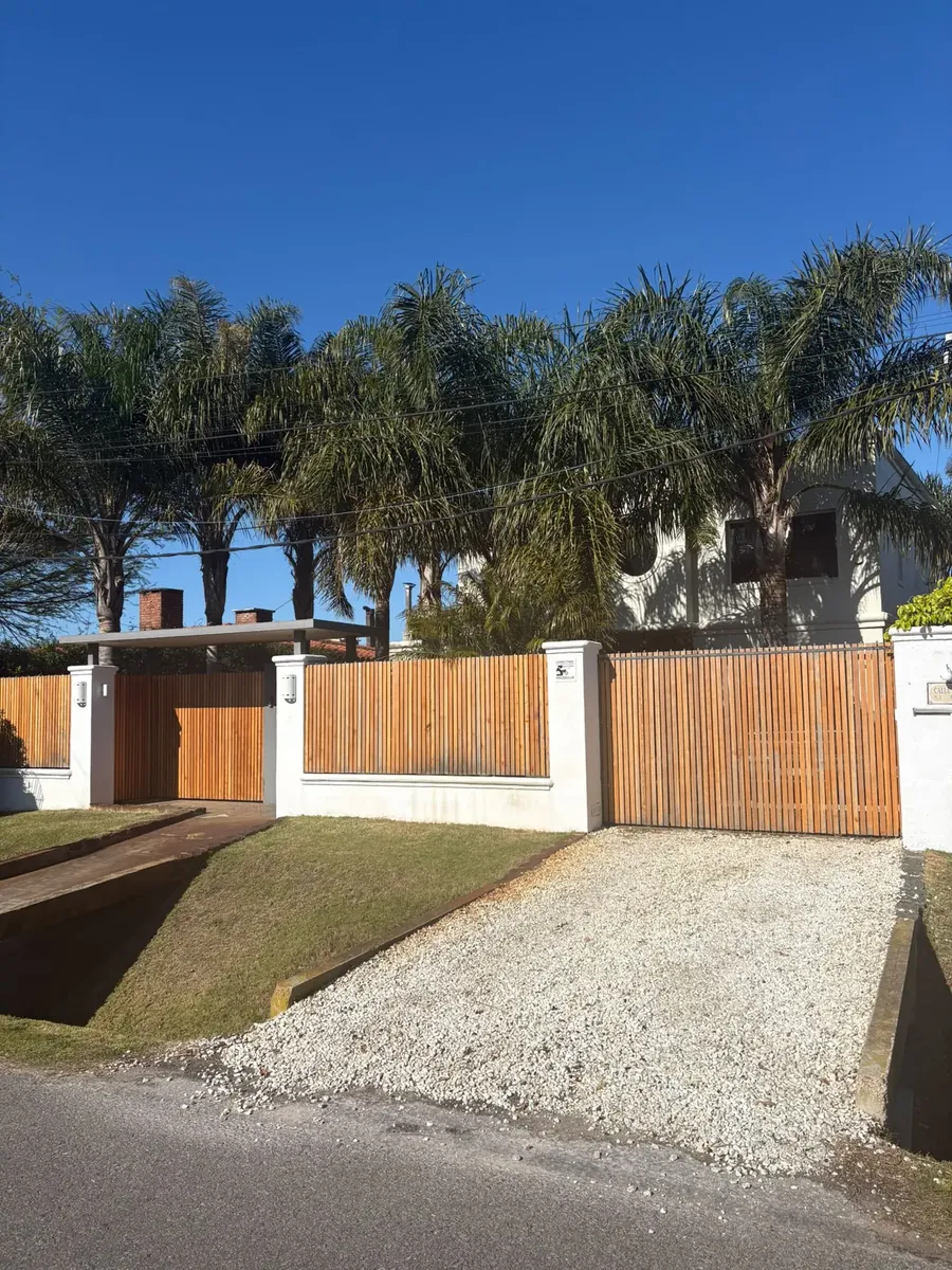 Dueño Alquila Casa Moderna Y Luminosa De 2 Pisos A Media Cuadra De La Playa. Cuenta Con 4 Cuartos 3 Baños Estufa Y Parrillero, Jardín Al Frente Y Amplio Fondo Con Piscina De Agua Salada Climatizada. · Foto 2