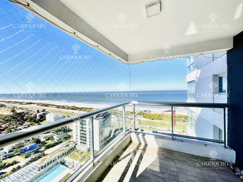 Apartamento De 2 Dormitorios Y Dependencia En Playa Brava - Punta Del Este