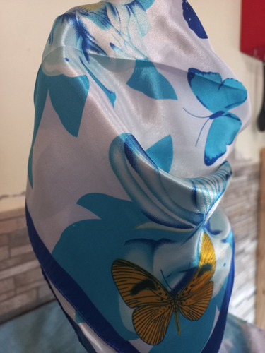 Pañuelo De Seda Mariposa Celeste Borde Azul  Y Flores