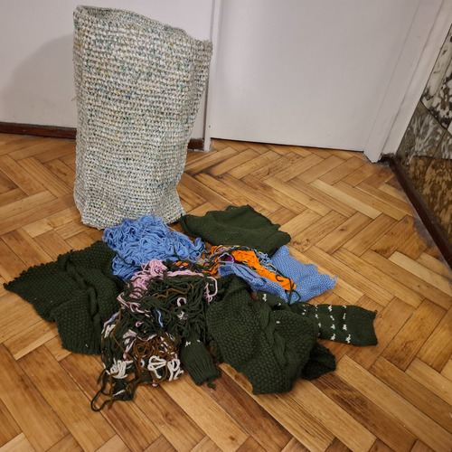 Varios Ovillos Y Restos De Lana Para Tejido Con Canasto Azul (Usado)