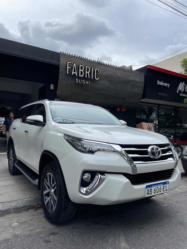 Imagen 2 de 15 de Toyota Sw4 2.8 Srx 177cv 4x4 7as At 2017