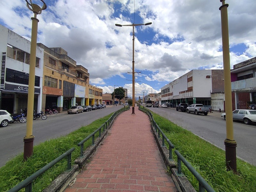 Se Venden 2 Locales Comerciales En La Avenida Bolívar Sur ( Av. Las Ferias) En El Edificio Impera . Minerva K