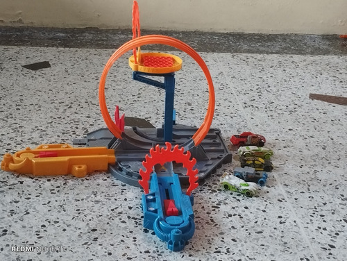 Pista Hotwheels Stunt Devils Action Arena Mas 5 Autos Stunt