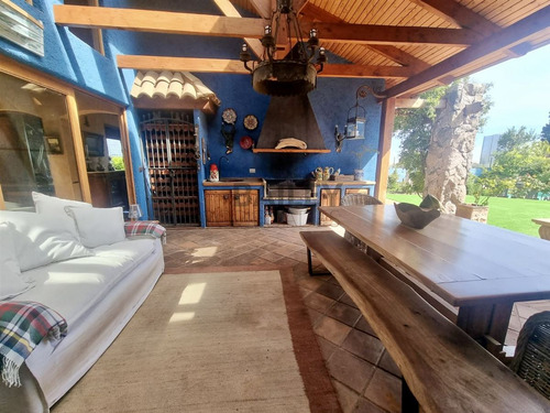 Casa En Venta De 5 Dorm. En Concón