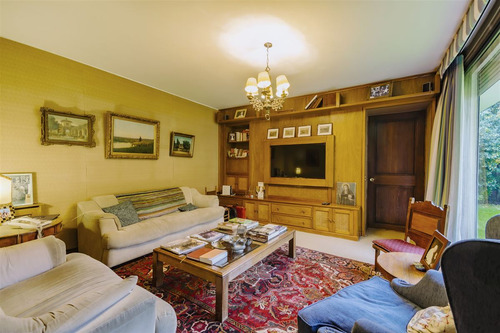 Casa En Venta De 5 Dorm. En Las Condes
