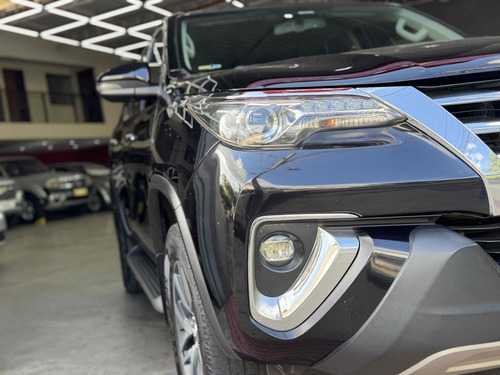 Toyota Hilux SW4 2.8 SRX 4X4 7 LUGARES 16V TURBO INTERCOOLER DIESEL 4P AUTOMÁTICO