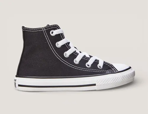 Vista lateral de um par de tênis Chuck Taylor All Star infantil em preto, com detalhes de lacres e solado antideslizante