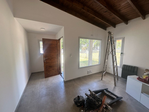 Moderna Casa A Estrenar Con Jardín Al Frente En Planta Baja