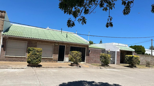 Casa En Venta - 3 Dormitorios 2 Baños - Cochera - 300mts2 - Oriente