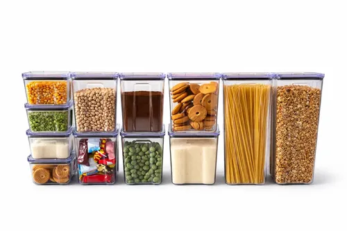 Conjunto de recipientes plásticos transparentes com alimentos variados em exposição