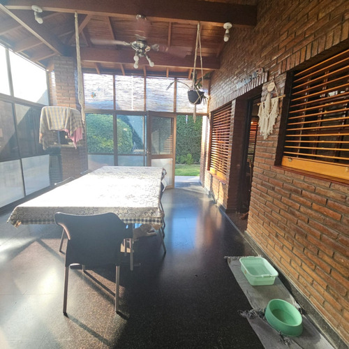 Excelente Chalet De 4 Amplios Ambientes Sobre Lote De 12,99 X 51, Con Garage Cubierto Para 3 Autos, Galeria Con Parrilla, Fondo Y Quincho. Excelente Estado. Nuevo Valor