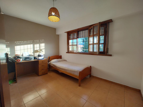Casa En Venta - 4 Dormitorios 2 Baños - 201mts2 - Mar Del Plata